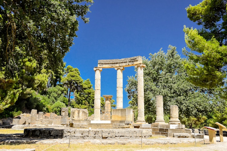 Historiske søjler fra det antikke tempel i Olympia på Peloponnes - fødestedet for de olympiske lege og et højdepunkt på vores græske rundrejse