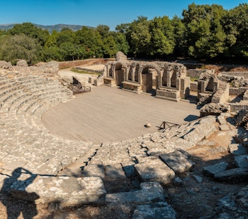 Panoramaudsigt over det antikke teater og amfiteater i Butrint Nationalpark, en UNESCO-verdensarv i Albanien