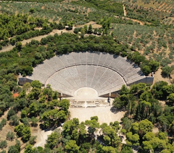 Luftfoto af det antikke teater i Epidaurus på Peloponnes, Grækenland - et UNESCO verdensarvssted med perfekt akustik og imponerende arkitektur