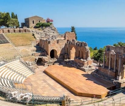 Det antikke græske teater i Taormina med betagende udsigt over Middelhavet og Etna-vulkanen på Sicilien, Italien