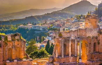 Det antikke teater i Taormina på Sicilien med udsigt over Middelhavet og Etna-vulkanen ved solnedgang