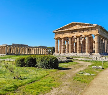 Antikke græske templer i Paestum, Italien - velbevarede Doriske søjler og ruiner fra 550-450 f.Kr. i Campania regionen