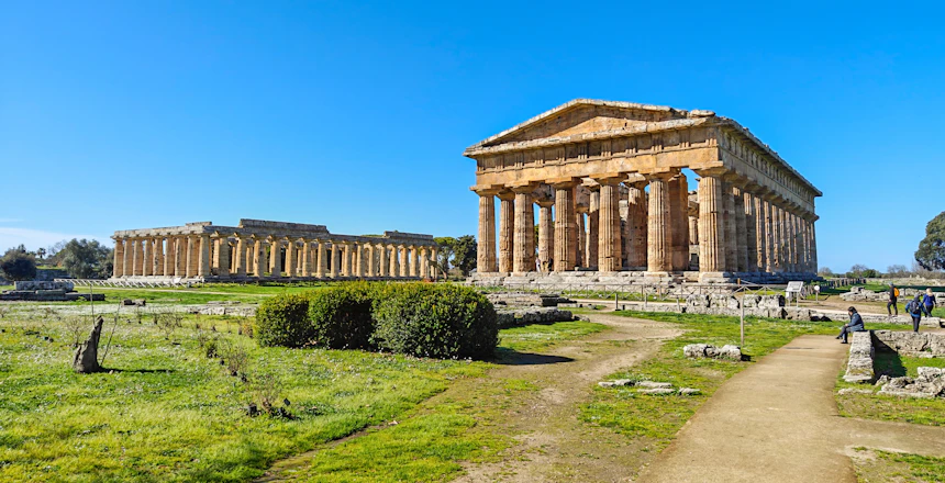 Antikke græske templer i Paestum, Italien - velbevarede Doriske søjler og ruiner fra 550-450 f.Kr. i Campania regionen