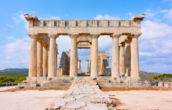 Det historiske Aphaea tempel med hvide marmorsøjler på øen Ægina i Grækenland, et imponerende eksempel på antik græsk arkitektur