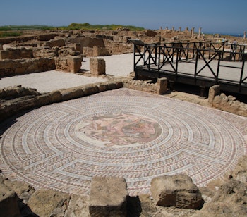 Velbevarede romerske mosaikker med geometriske mønstre i Kato Paphos arkæologiske park på Cypern, UNESCO verdensarvsområde