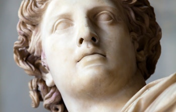 Den berømte Apollo Belvedere marmorskulptur i Vatikanmuseet i Rom - et ikonisk kunstværk fra antikkens Grækenland