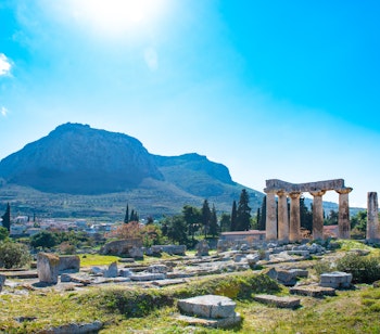 Apollos tempel med imponerende søjleruiner og Akrokorinth-bjerget i baggrunden, Antikkens Korinth, Grækenland
