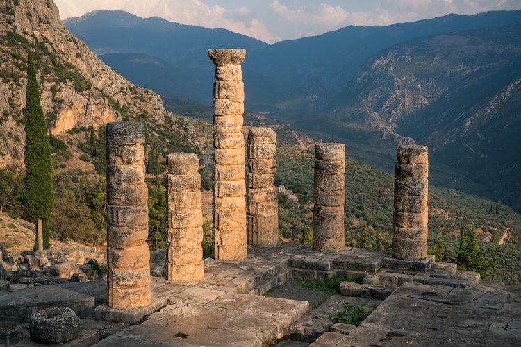 Historiske søjler fra Apollontemplet i Delfi, hvor det berømte orakel gav profetier på stedet kendt som verdens navle i det antikke Grækenland