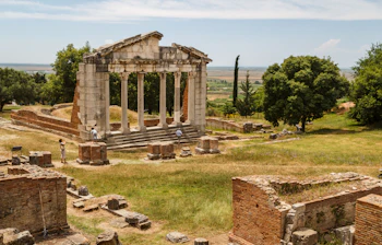 Historiske ruiner fra det antikke Apollonia i Albanien med velbevarede romerske søjler og tempelstrukturer