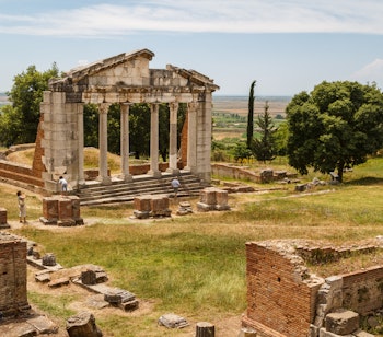 Historiske ruiner fra det antikke Apollonia i Albanien med velbevarede romerske søjler og tempelstrukturer