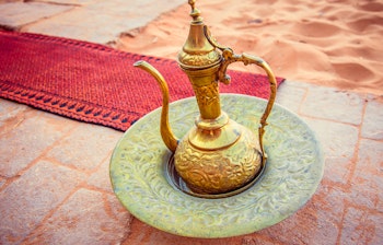 Traditionel arabisk guldkaffekande serveret i et beduintelt i Wadi Rum ørkenen i Jordan - autentisk kulturel gæstfrihedsoplevelse