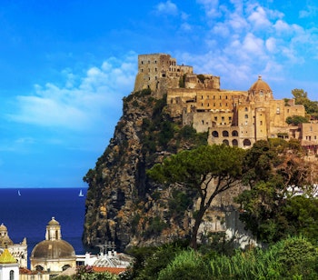 Det imponerende middelalderlige Aragonese-slot på en klippeø forbundet med Ischia, omgivet af det azurblå Middelhav nær Napoli