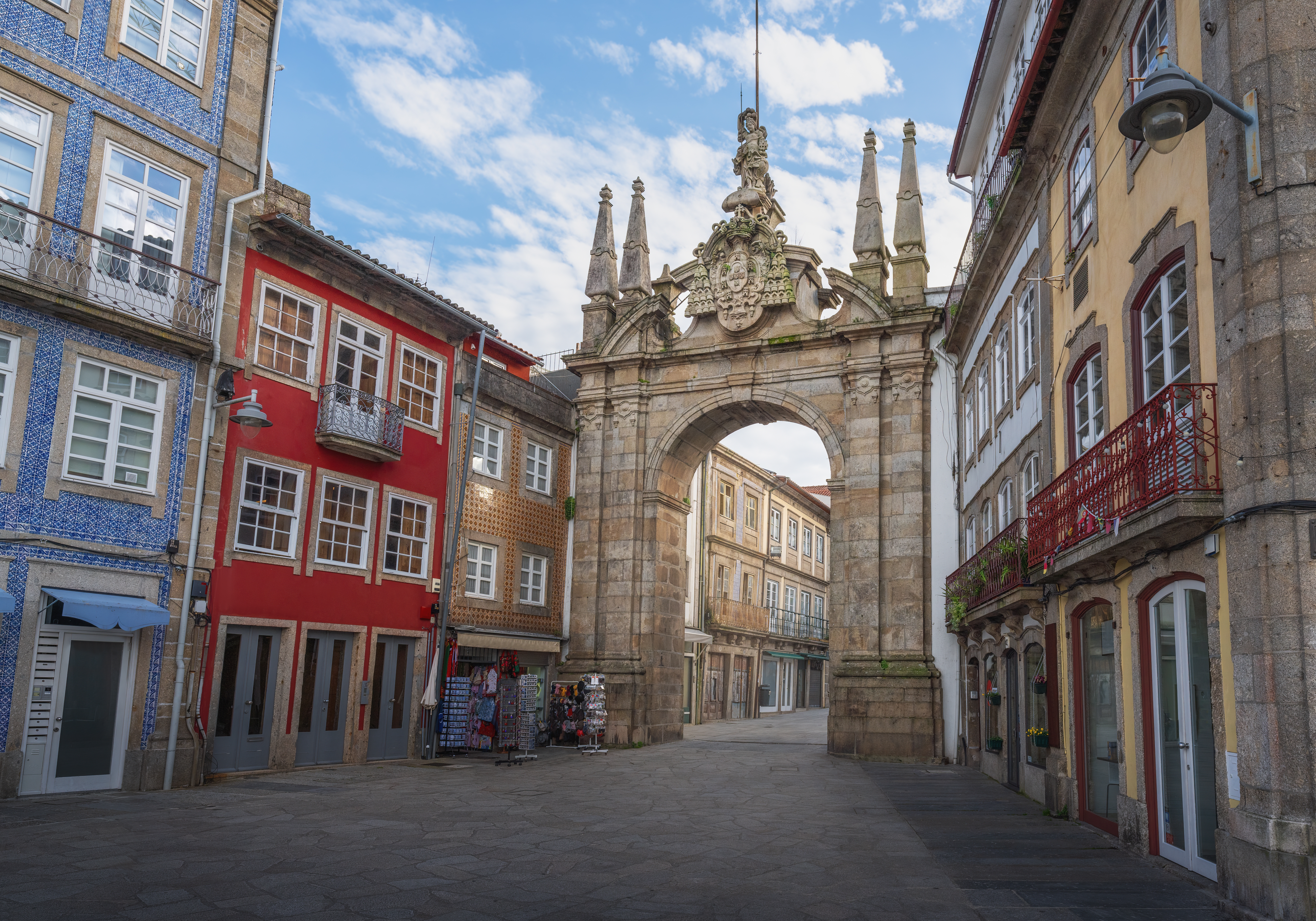 Den historiske Arco da Porta Nova triumfbue, der er indgangen til Bragas gamle bydel på kulturrejse i Nordportugal