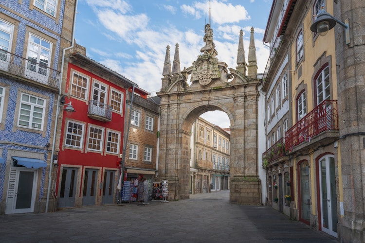 Den historiske Arco da Porta Nova triumfbue, der er indgangen til Bragas gamle bydel på kulturrejse i Nordportugal