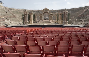Indvendigt billede af Arena di Verona, det historiske romerske amfiteater i Italien med karakteristiske røde stensæder og sceneområde