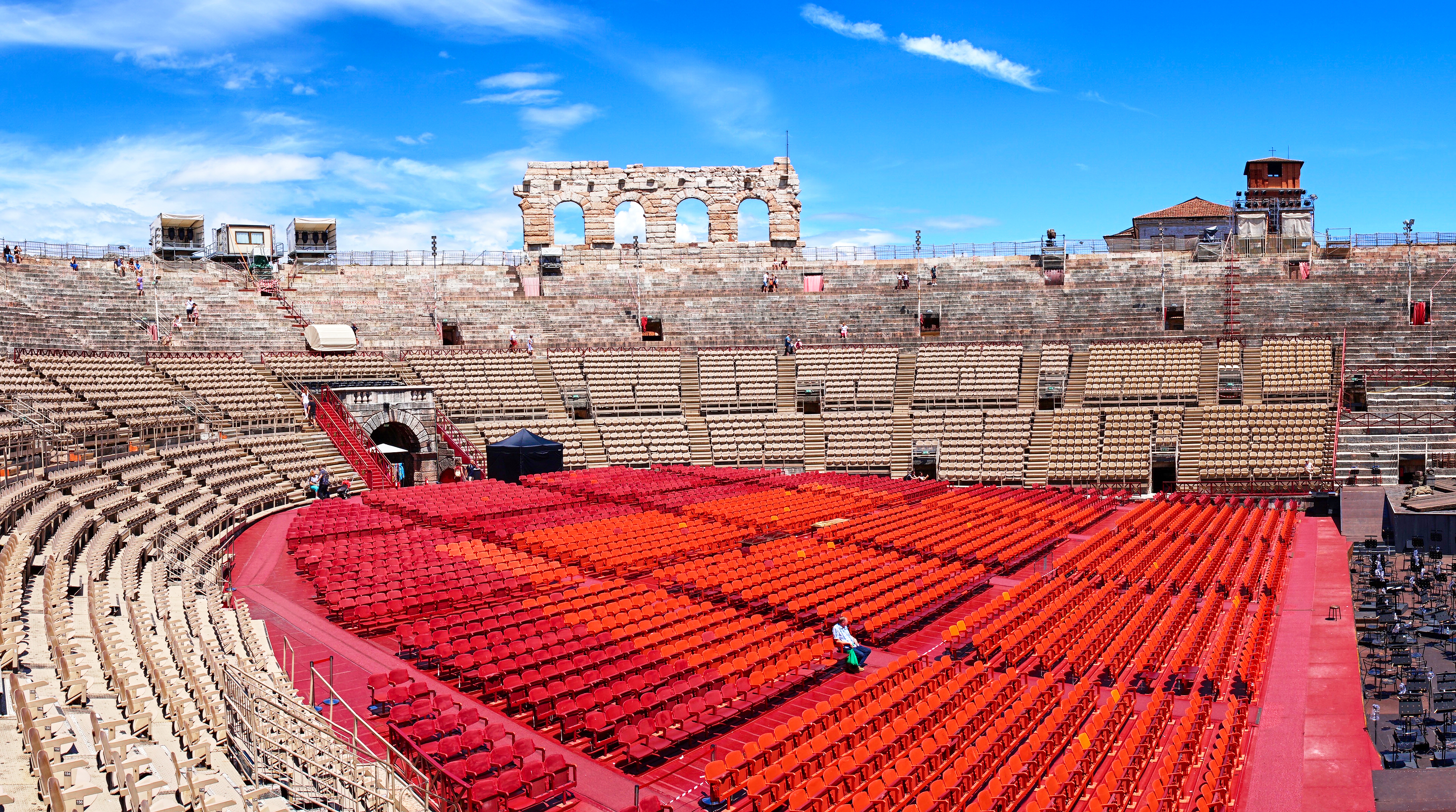 Det historiske Arena di Verona amfiteater med røde sæder klar til operaforestillinger under blå himmel i Italien