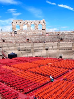 Det historiske Arena di Verona amfiteater med røde sæder klar til operaforestillinger under blå himmel i Italien