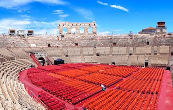 Det historiske Arena di Verona amfiteater med røde sæder klar til operaforestillinger under blå himmel i Italien