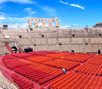 Det historiske Arena di Verona amfiteater med røde sæder klar til operaforestillinger under blå himmel i Italien