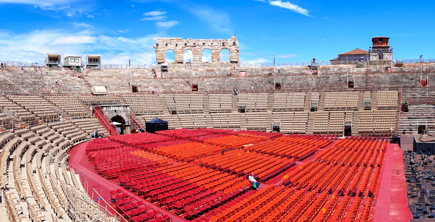Det historiske Arena di Verona amfiteater med røde sæder klar til operaforestillinger under blå himmel i Italien