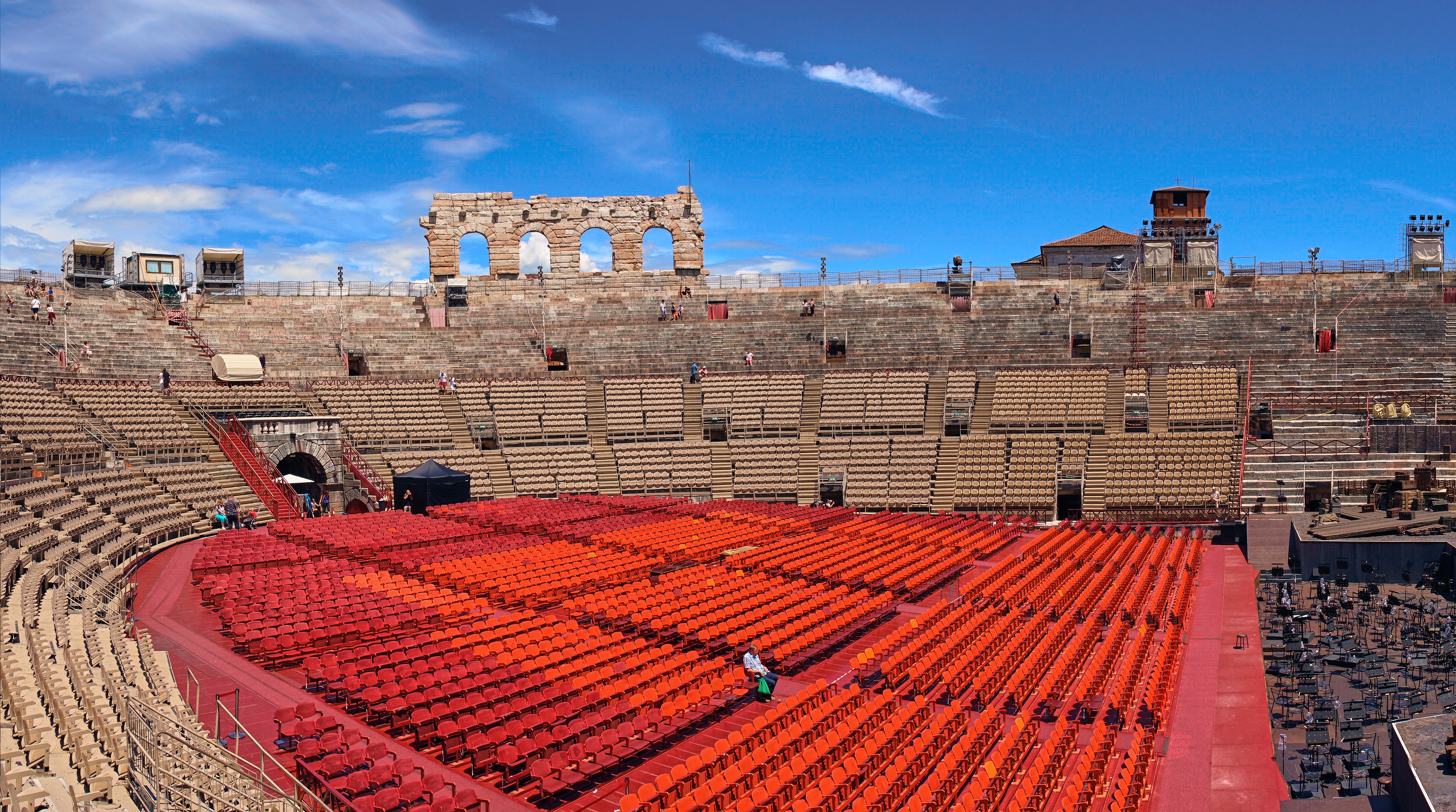Panoramaudsigt over Arena di Verona med røde sæder og blå himmel i Italien