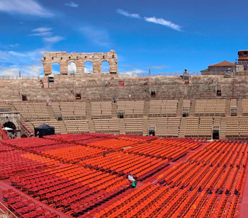 Panoramaudsigt over Arena di Verona med røde sæder og blå himmel i Italien