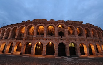 Oplyst Arena di Verona om aftenen, historisk romersk amfiteater i Italien kendt for spektakulære operaforestillinger