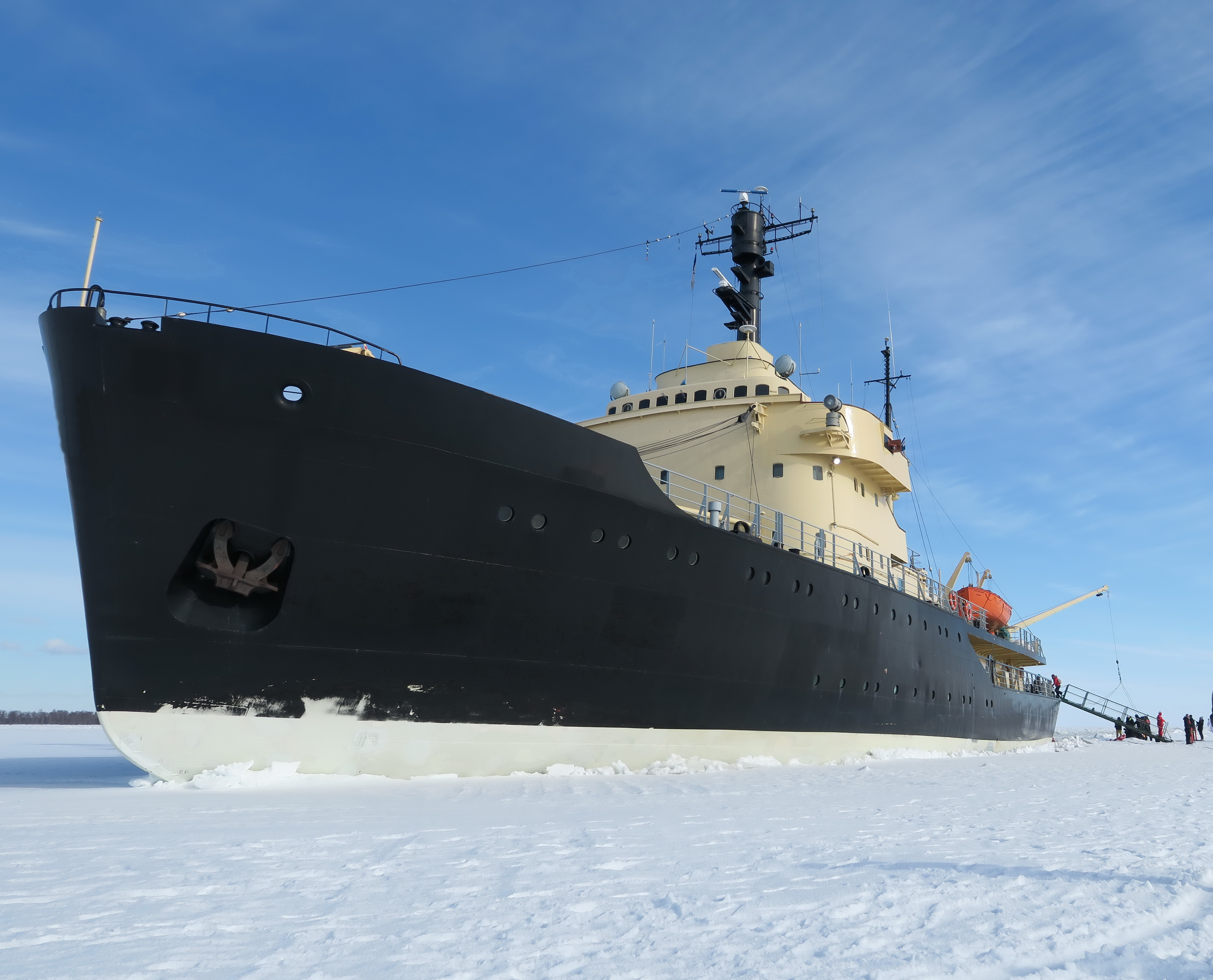 Arktisk isbryderen skib navigerer gennem frossen polar landskab på ekspeditionscruise