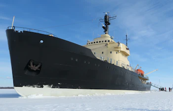 Arktisk isbryderen skib navigerer gennem frossen polar landskab på ekspeditionscruise