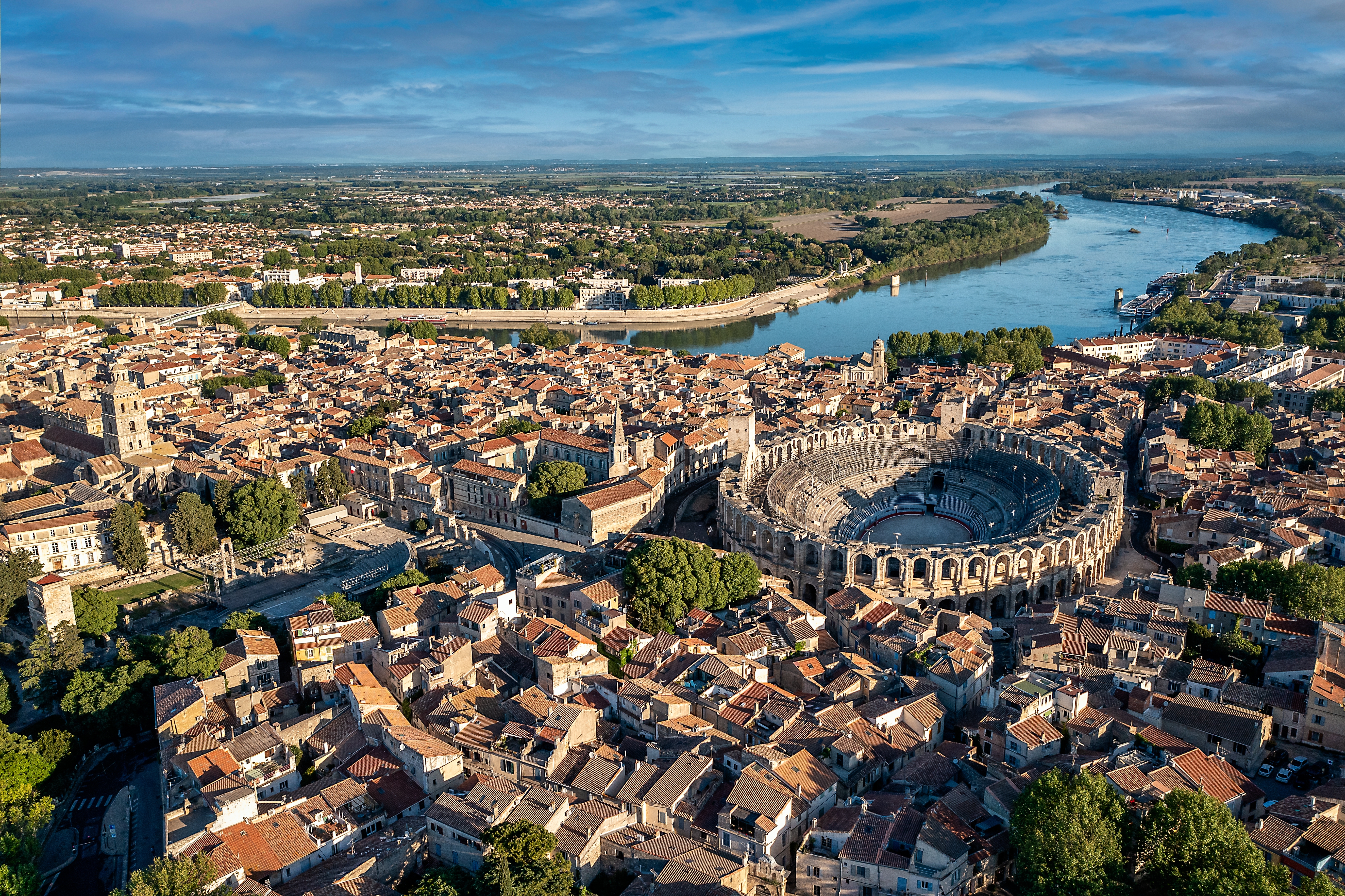 Luftfoto over den historiske middelalderbydel i Arles med karakteristiske terrakottatage, beliggende i Bouches-du-Rhône i hjertet af Provence, Sydfrankrig