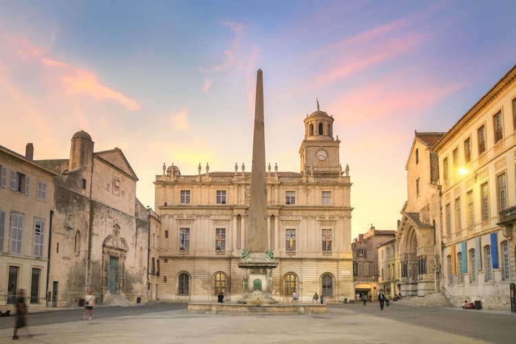 Obelisk på Place de la République i Arles Frankrig ved aftentide under Rhône flodkrydstogt