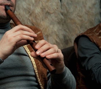 Armensk musiker der spiller på duduk, et traditionelt træblæseinstrument lavet af abrikostræ, som er et vigtigt kulturelt symbol i Armenien