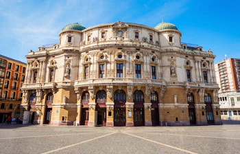 Det historiske Arriaga Teater i Bilbao, Baskerlandet - en kulturel seværdighed på vores solformørkelsesrejse til Spanien