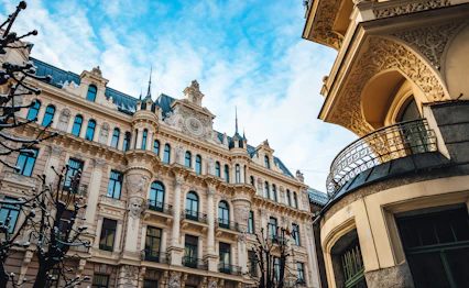 Dekorativ Art Nouveau-arkitektur på en historisk bygningsfacade i Riga med smukke skulpturer og ornamenter, Letland