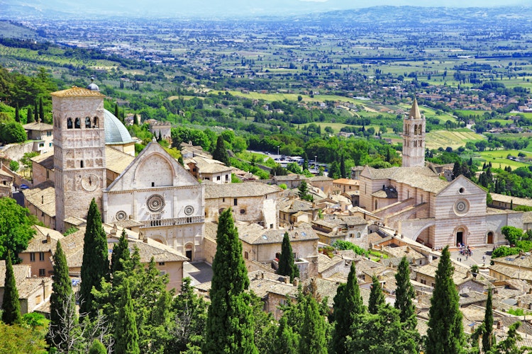 Panoramisk udsigt over den middelalderlige by Assisi med den berømte San Francesco-basilika - vores sidste cykeltur på elcykelrejsen gennem hjertet af Italien