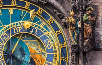 Detaljeret nærbillede af det historiske astronomiske ur (Orloj) med blå og gylden urskive i Prags gamle bydel, Tjekkiet