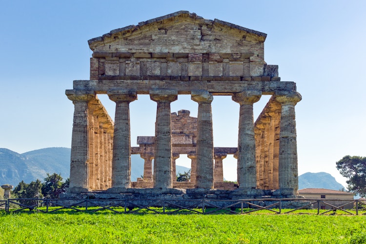 Det historiske Athena-tempel med sine velbevarede doriske søjler på den arkæologiske udgravning i Paestum, Cilento-regionen i Italien, også kendt som Ceres-templet