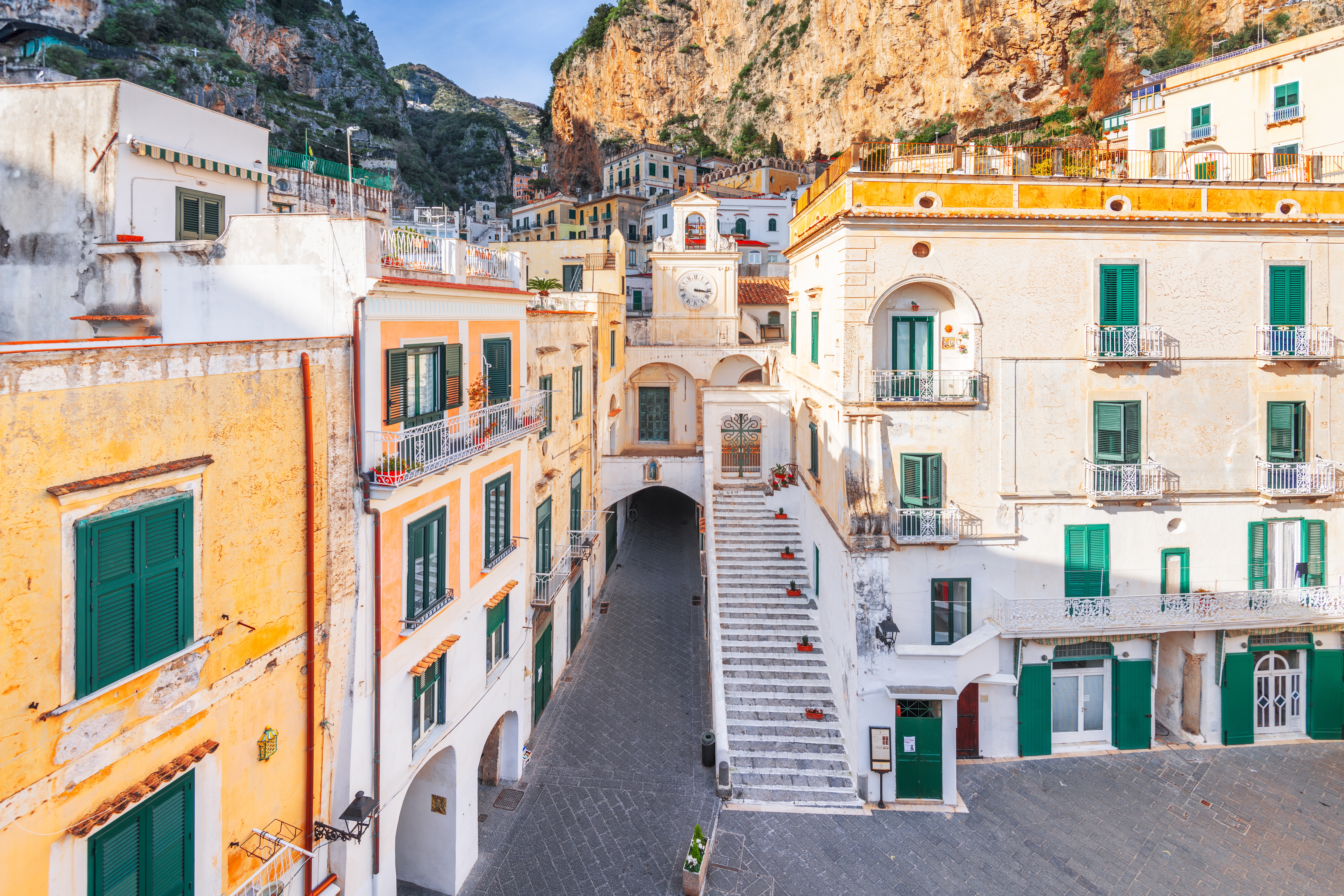 Historiske farvede huse i Atrani landsby på Amalfi-kysten med stentrapper