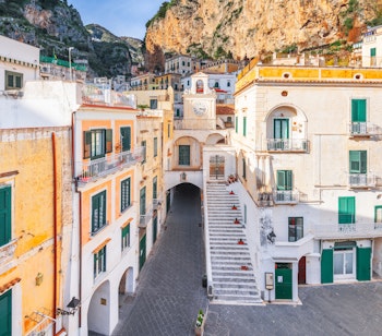 Historiske farvede huse i Atrani landsby på Amalfi-kysten med stentrapper