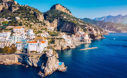 Spektakulær udsigt over Atrani landsby på Amalfi-kysten i Italien med farverige huse bygget ind i klipperne ved Middelhavet