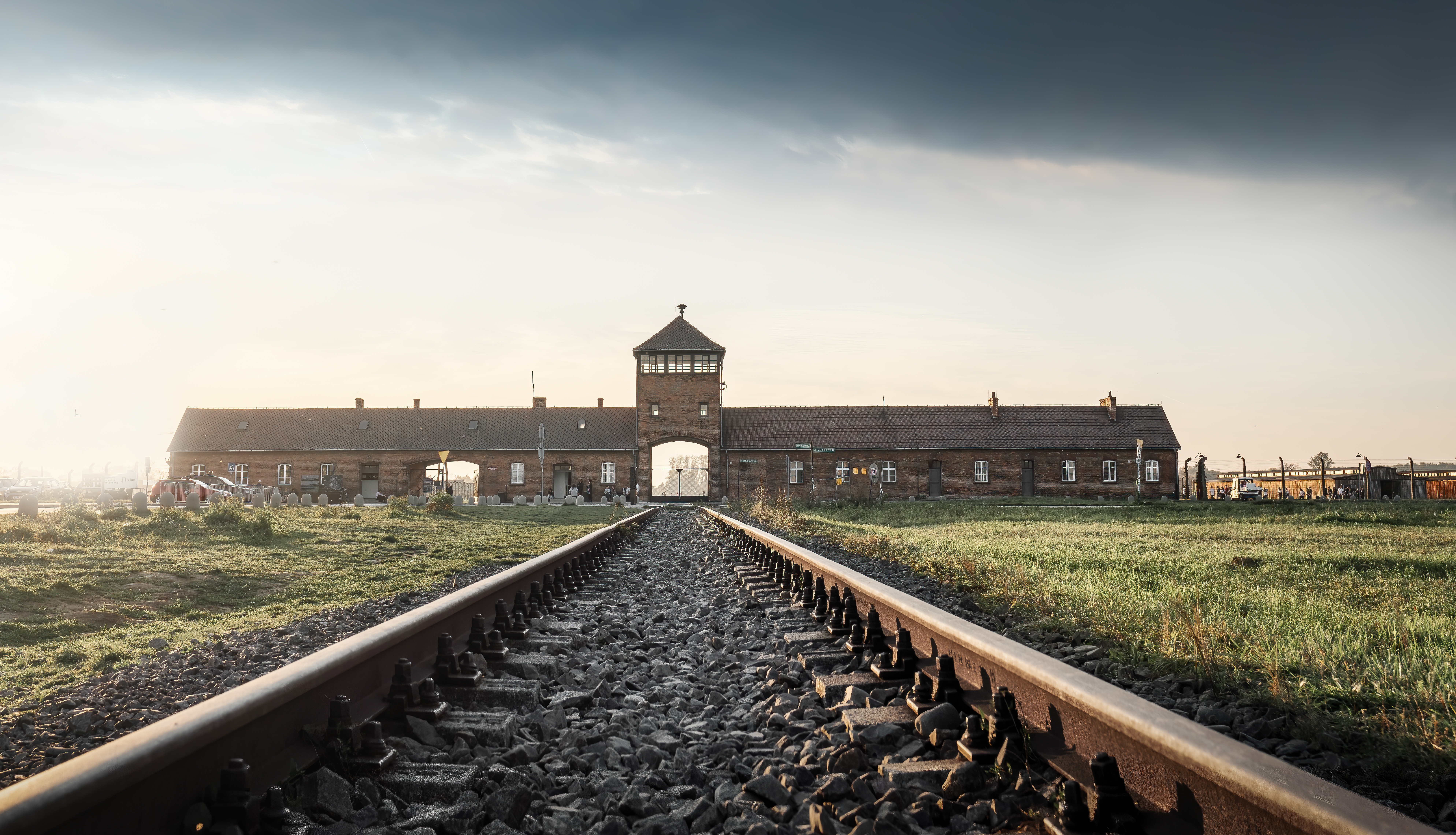 Jernbanespor der fører til "Dødens Port" ved Auschwitz-Birkenau koncentrationslejr i Polen, et vigtigt historisk mindesmærke fra Holocaust