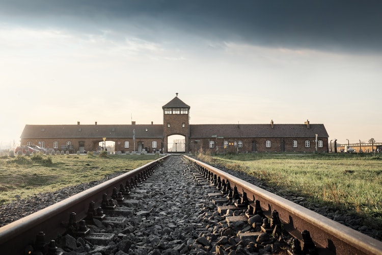 Jernbanespor der fører til "Dødens Port" ved Auschwitz-Birkenau koncentrationslejr i Polen, et vigtigt historisk mindesmærke fra Holocaust