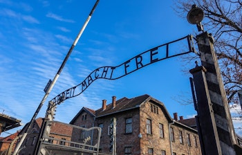 Indgangsporten til Auschwitz-Birkenau med det berygtede Arbeit macht frei skilt ved det tidligere nazistiske koncentrationslejr mindesmærke i Polen