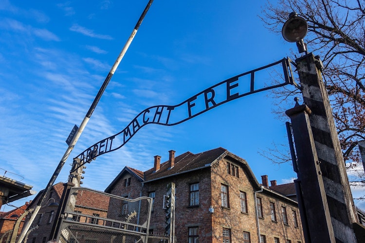 Indgangsporten til Auschwitz-Birkenau med det berygtede Arbeit macht frei skilt ved det tidligere nazistiske koncentrationslejr mindesmærke i Polen