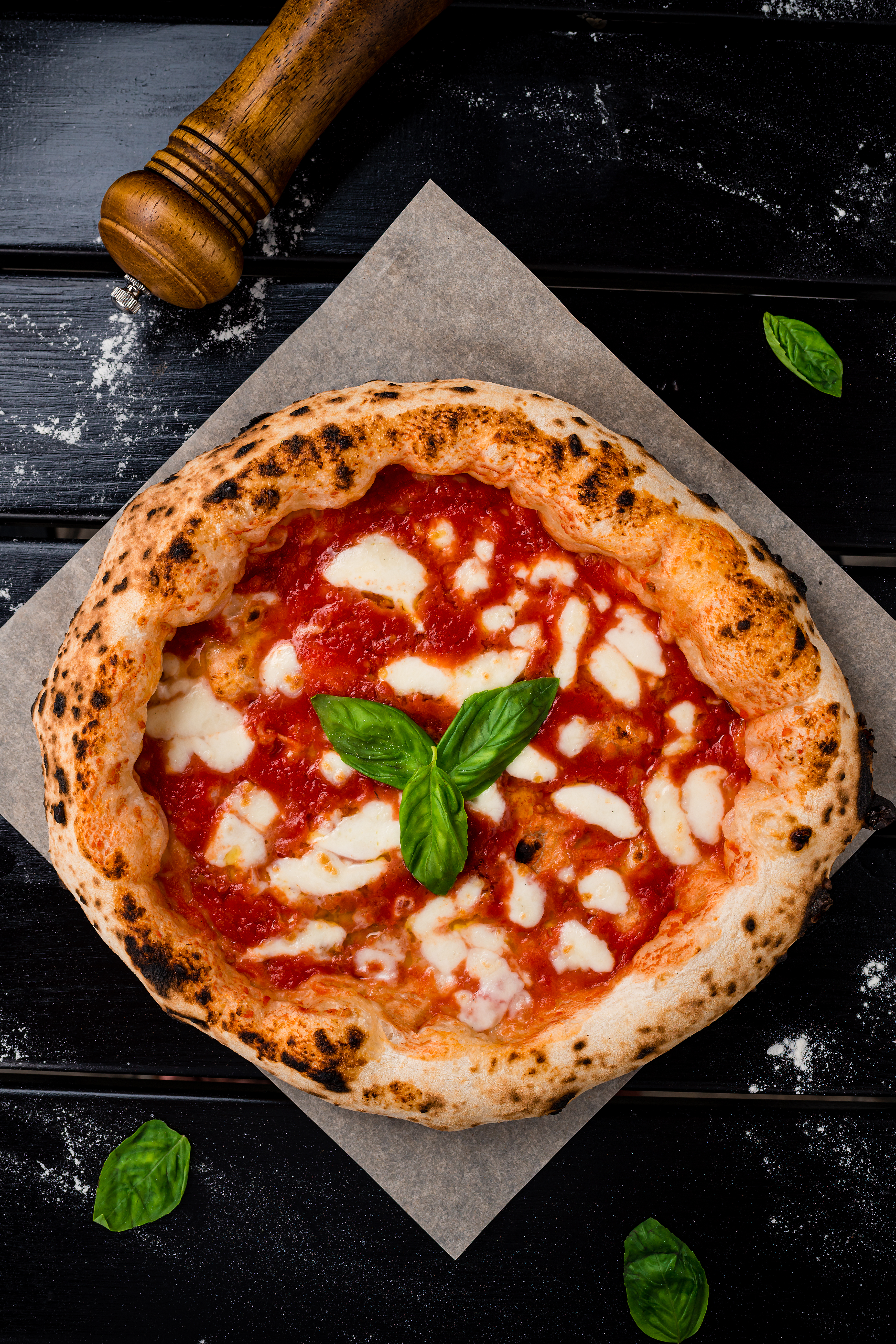 Traditionel napolitansk pizza margherita med frisk mozzarella og basilikum - en ægte smagsprøve på Syditaliens gastronomiske tradition
