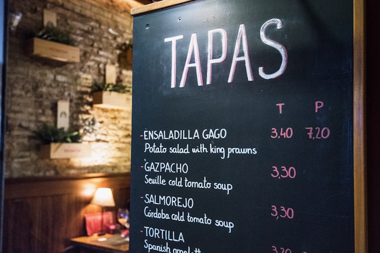 Hyggelig spansk tapas bar i Madrid med traditionel menu på tavle, perfekt til at opleve lokal gastronomi på din storbyferie