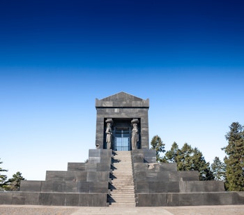 Det imponerende monument for den ukendte helt på Avala-bjerget nær Beograd, opført 1934-1938 til minde om serbiske soldater, der faldt under Første Verdenskrig - et betydningsfuldt nationalt mindesmærke