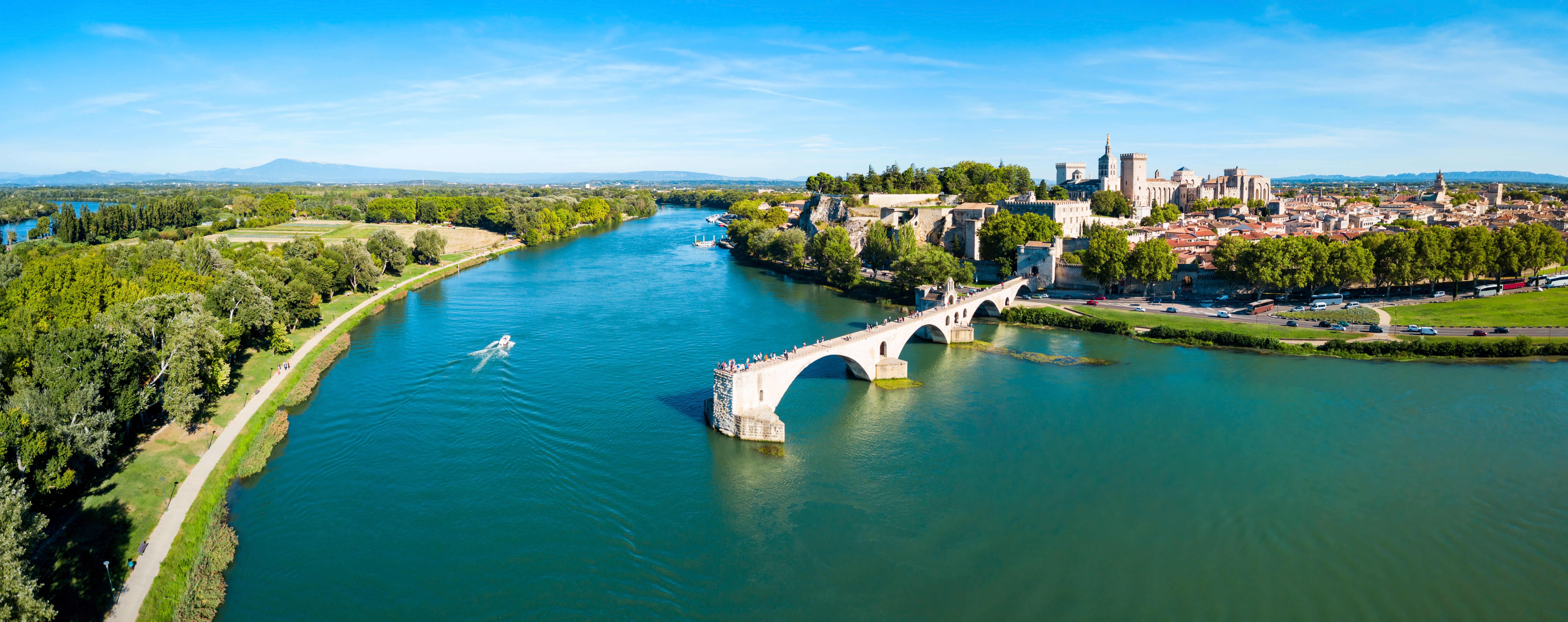 Luftfoto af den berømte Avignon bro over Rhône floden med det historiske pavedpalads og middelalderby i Provence Frankrig