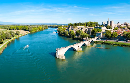 Luftfoto af den berømte Avignon bro over Rhône floden med det historiske pavedpalads og middelalderby i Provence Frankrig