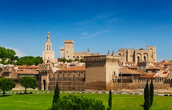 De gamle bymure og befæstninger i Avignon i Provence-regionen i Frankrig, der viser historisk arkitektur.